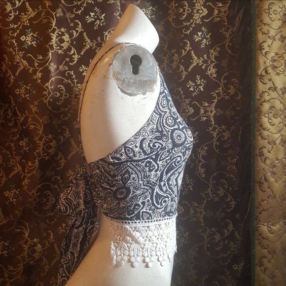 2/$25 Black White Abstract print Boho Summer Crop Top Backless Bow Lace Crochet - Picture 6 of 7